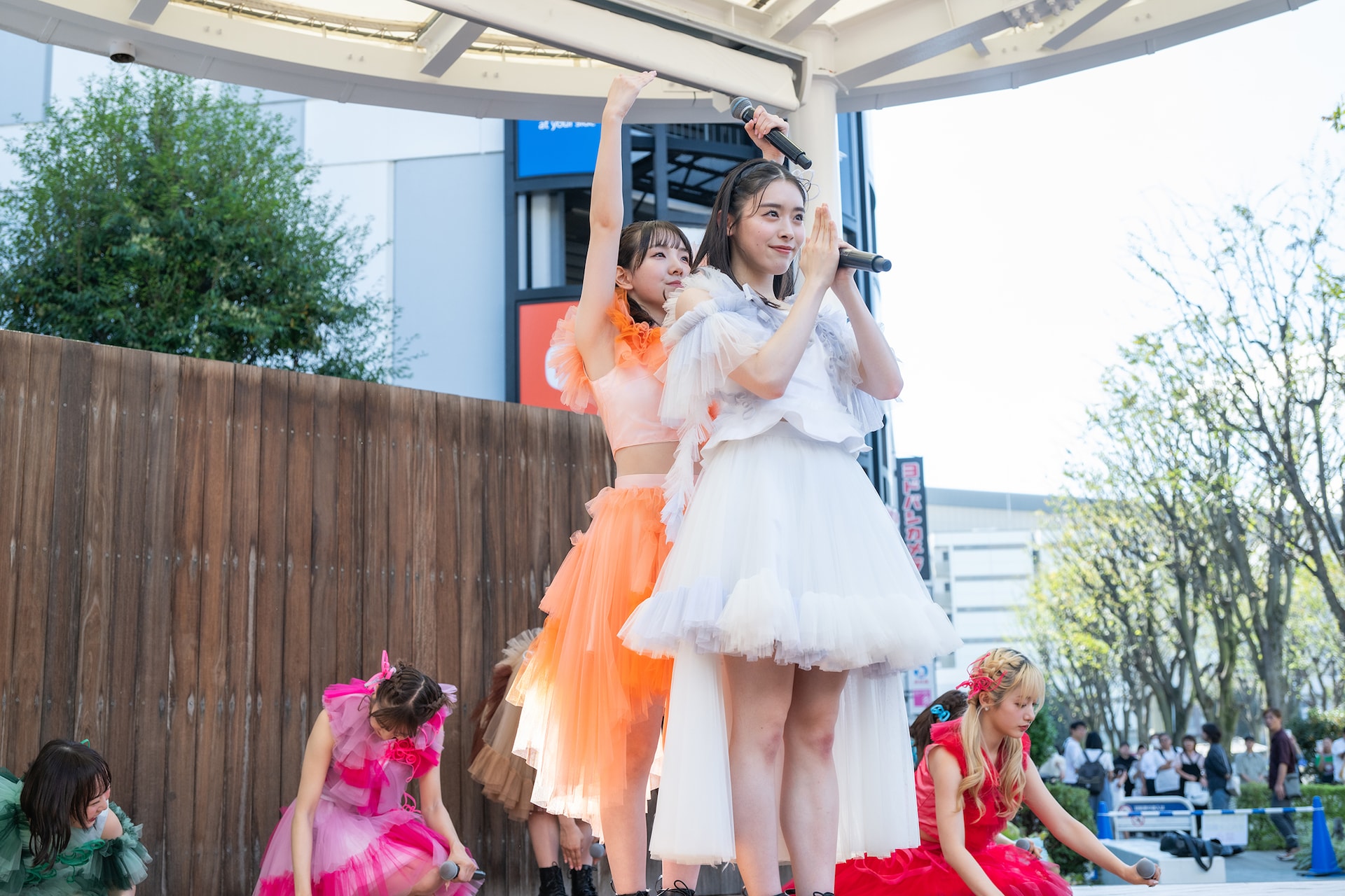 私立恵比寿中学 えびちゅう 複数人 生写真 えびちゅうポーズで撮影に応じる私立恵比寿中学。 [画像ギャラリー 5