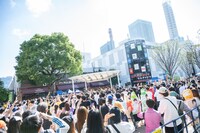 大勢のえびちゅうファミリーで埋め尽くされたコクーンひろば。