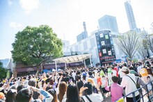 大勢のえびちゅうファミリーで埋め尽くされたコクーンひろば。