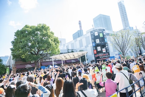 大勢のえびちゅうファミリーで埋め尽くされたコクーンひろば。