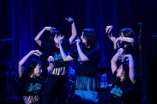 ダンサーを従えて歌う柏木ひなた。