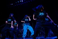 ダンサーを従えて歌う柏木ひなた。