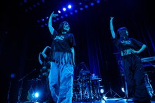 ダンサーを従えて歌う柏木ひなた。