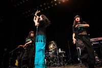 ダンサーを従えて歌う柏木ひなた。