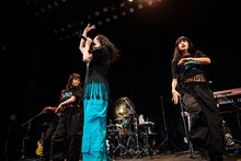 ダンサーを従えて歌う柏木ひなた。