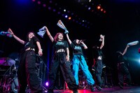 タオルを回す柏木ひなたとダンサー。