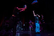 タオルを投げる柏木ひなた。