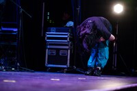 深々とお辞儀してバンドメンバーとダンサーを送り出す柏木ひなた。