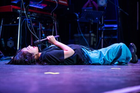 すべてのパフォーマンスを終え「ちょっと寝ていい?」とステージに大の字になる柏木ひなた。