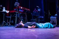 寝そべる柏木ひなた。