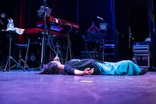 寝そべる柏木ひなた。