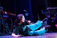 起き上がる柏木ひなた。