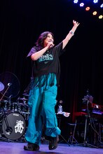 笑顔で手を振りステージを去る柏木ひなた。