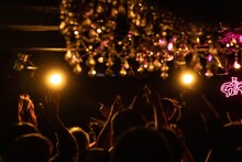 Girls be badのライブの様子。