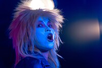 派手なメイク姿のあやか。