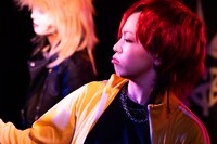 やや派手なメイク姿のまりか。