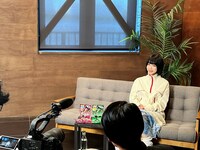 撮影後のインタビューに応えるあの。