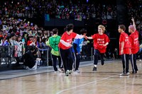 伊勢エビチームのタカシ（超特急）とユーキ（超特急）のバトンパスの様子。