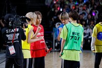 じゃんけんでコースを決めるリレーの第1走者たち。