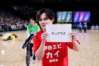 サングラスを借りに行くカイ（超特急）。