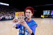 Lienelカレーを借りてきた田中洸希（SUPER★DRAGON）。