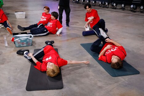 入念なストレッチを行う伊勢エビのメンバー。