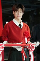 リボンにハサミを添えるソヒ。