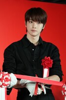 リボンにハサミを添えるソンチャン。