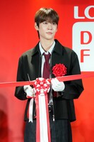 リボンにハサミを添えるウンソク。