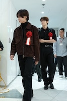 ファンの前に姿を現したウォンビン、ソンチャン。