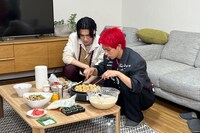 たこ焼きを作る武藤潤（原因は自分にある。）と田中洸希（SUPER★DRAGON）。(c)「DAN! DAN! EBiDAN!」製作委員会