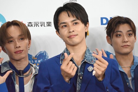 さりげなく指でハートを作るタクヤ。