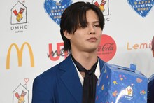 トークを引っ張るカイ。