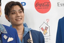 控えめな笑顔を見せるアロハ。