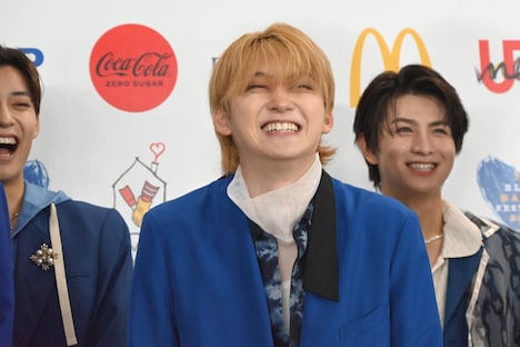 「フライドポテトよりも弾けます！」と弾ける笑顔で宣言するユーキ（中央）。