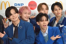 思い思いの「ハッピー」な表情を浮かべる超特急メンバー。