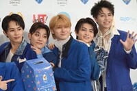 思い思いの「ハッピー」な表情を浮かべる超特急メンバー。