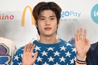 小さく手を降るソヒ。