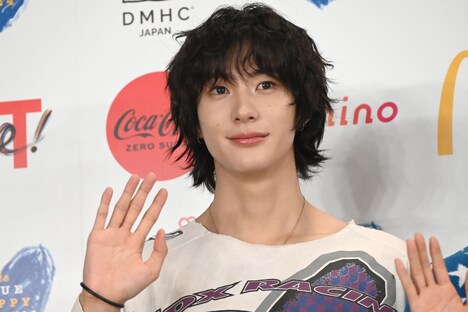 にっこり手を振るアントン。