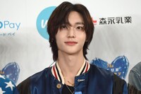 微笑するウォンビン。