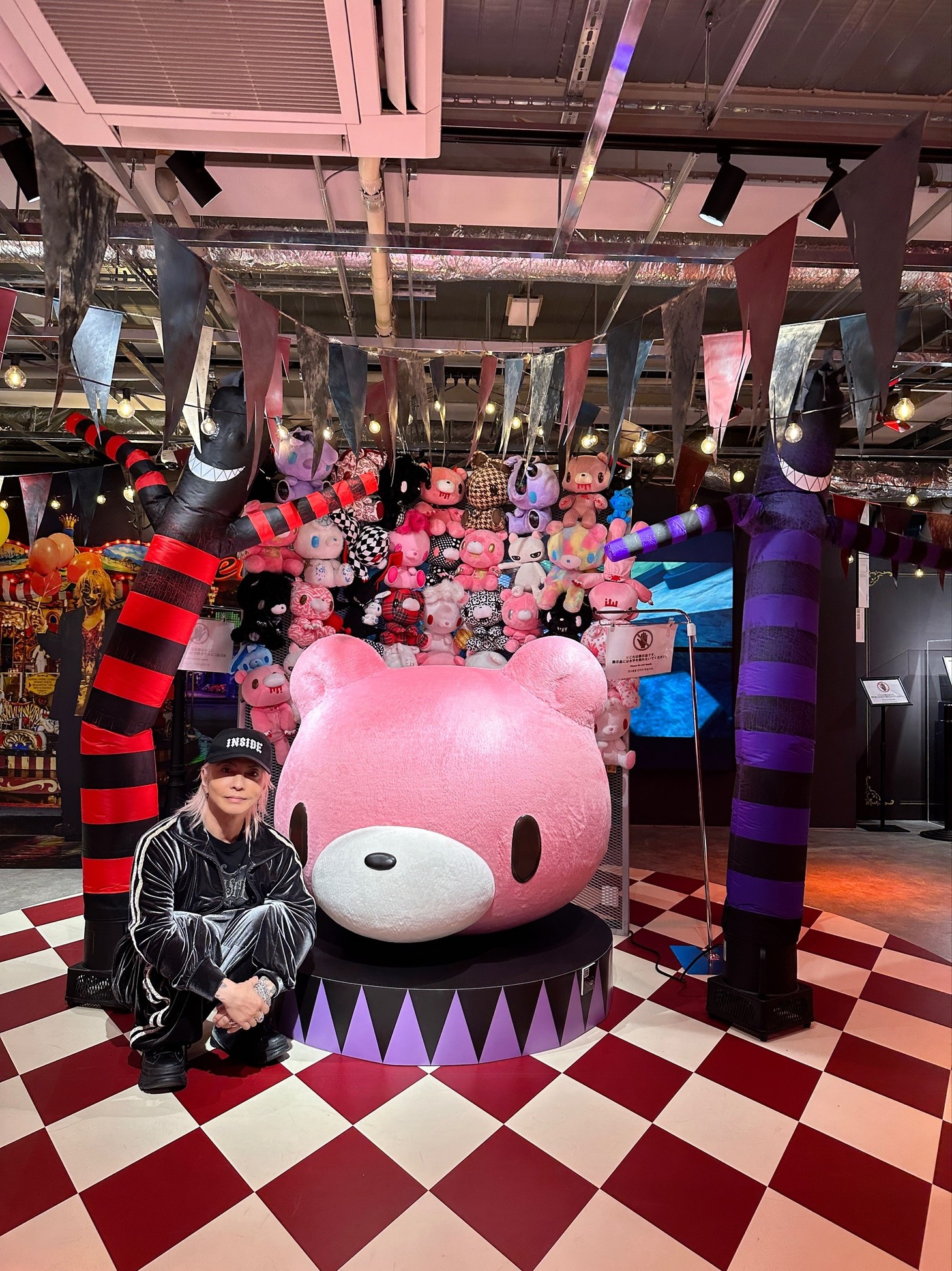 「HYDE [INSIDE] Release Special POP-UP STORE in HARAJUKU」を訪問したHYDE。