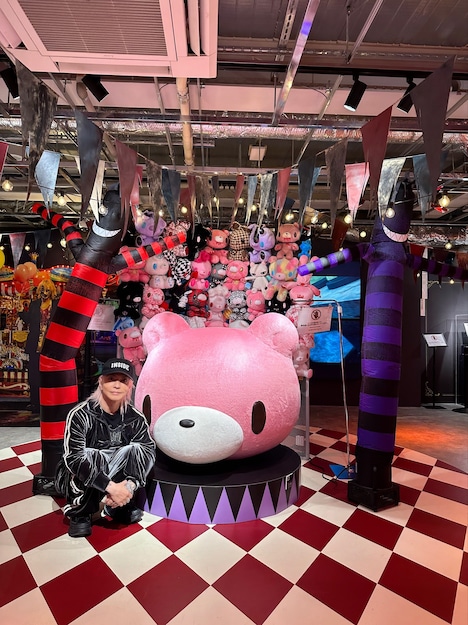 「HYDE [INSIDE] Release Special POP-UP STORE in HARAJUKU」を訪問したHYDE。
