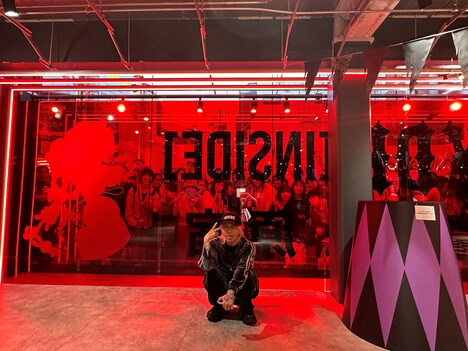 「HYDE [INSIDE] Release Special POP-UP STORE in HARAJUKU」を訪問したHYDE。