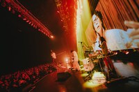 スクリーンに映し出される高比良くるま。（Photo by Daiki Miura）