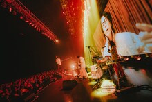 スクリーンに映し出される高比良くるま。（Photo by Daiki Miura）