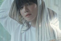 TAEHYUN。「The Star Chapter: SANCTUARY」の「ANGEL」バージョンのコンセプトフォトより。 (P)&(C) BIGHIT MUSIC