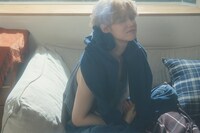 YEONJUN。「The Star Chapter: SANCTUARY」の「ANGEL」バージョンのコンセプトフォトより。 (P)&(C) BIGHIT MUSIC