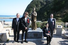 「美空ひばり像 いわき市雲雀乃苑 移設除幕式」の様子。