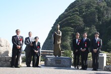 「美空ひばり像 いわき市雲雀乃苑 移設除幕式」の様子。