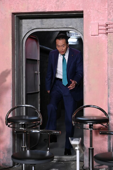 入場する遠藤憲一。